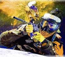 Slika prikazuje igrača kako npuca iz puške za paintball